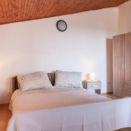 דירה 1 Bedroom Lovely In פולה