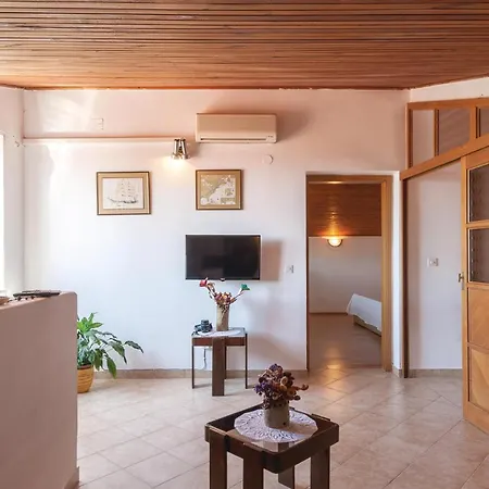 דירה 1 Bedroom Lovely In פולה